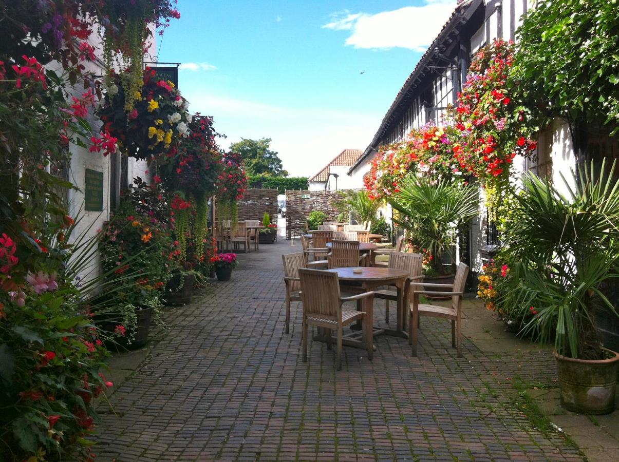 The Saracens Head 3*