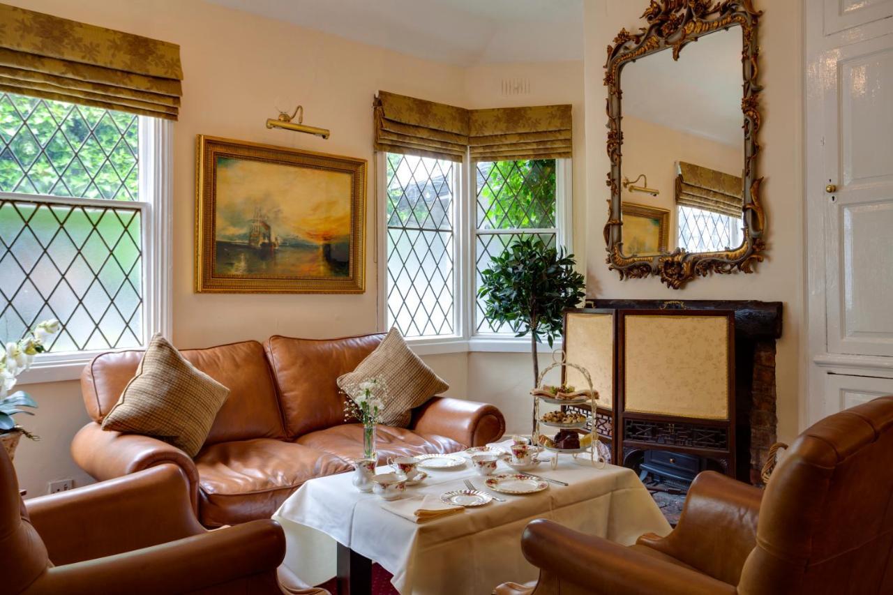 The Saracens Head 3*